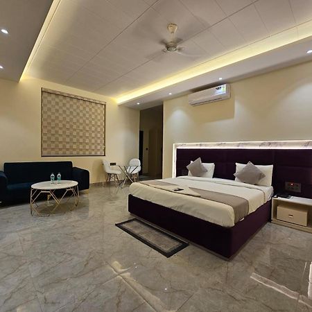 Hotel The Glass House Greater Noida Εξωτερικό φωτογραφία